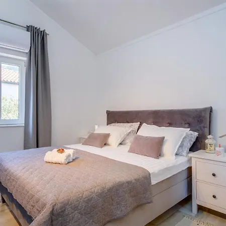 Lucica 360 Sea View Apartman *