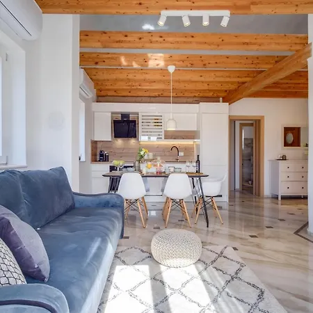 Lucica 360 Sea View 아파트